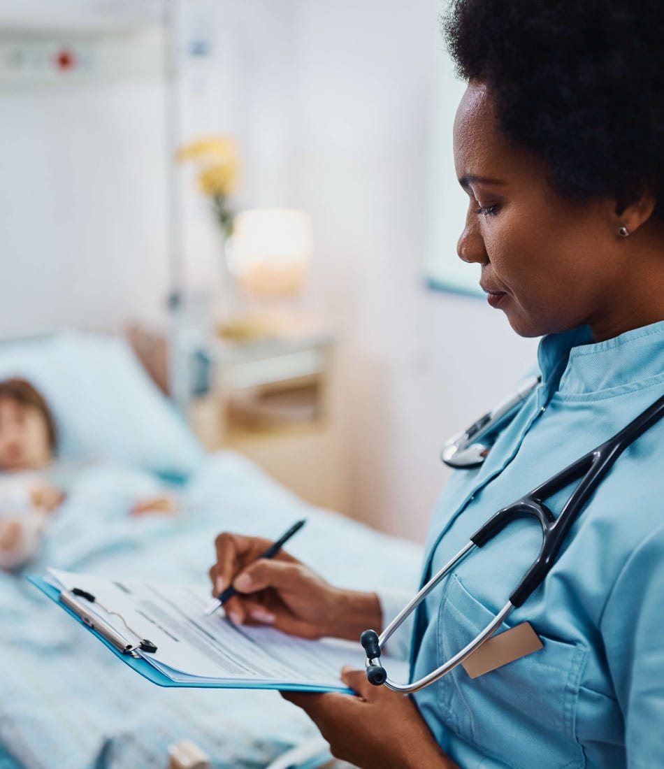 Photo of nurse taking notes next to a patiant 